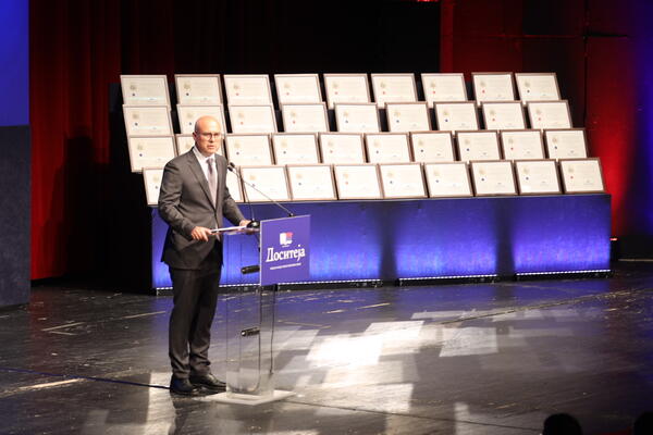 U NOVOM SADU ODRŽANA SVEČANA DODELA STIPENDIJA "DOSITEJA": Nijedan uspeh u znanju nikada nije slučajan!