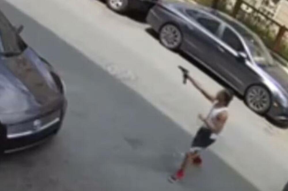 Video snimak kurvi kako se tuku na ulici