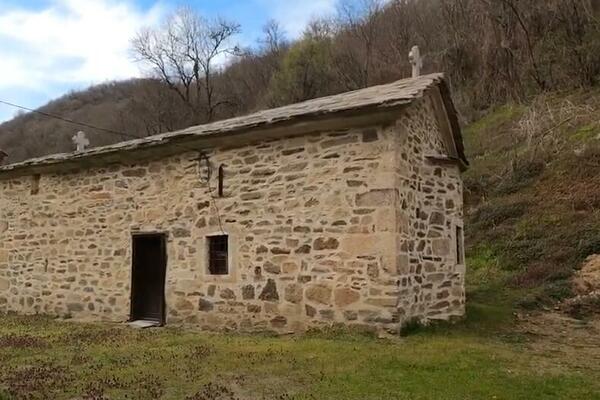 SRPSKI MANASTIR NETAKNUT OD STRANE TURAKA: Prilikom ulaska u crkvu ljudi se BUKVALNO POKLONE (VIDEO)