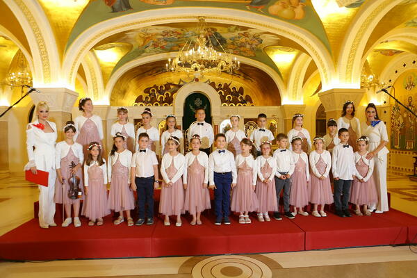 SESTRE GOBOVIĆ I DEČIJI HOR "SLAVUJČIĆI" ODUŠEVILI ANU BRNABIĆ