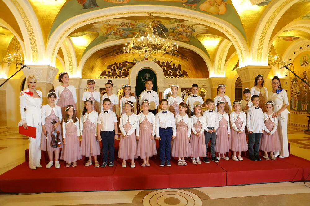 SESTRE GOBOVIĆ I DEČIJI HOR "SLAVUJČIĆI" ODUŠEVILI ANU BRNABIĆ