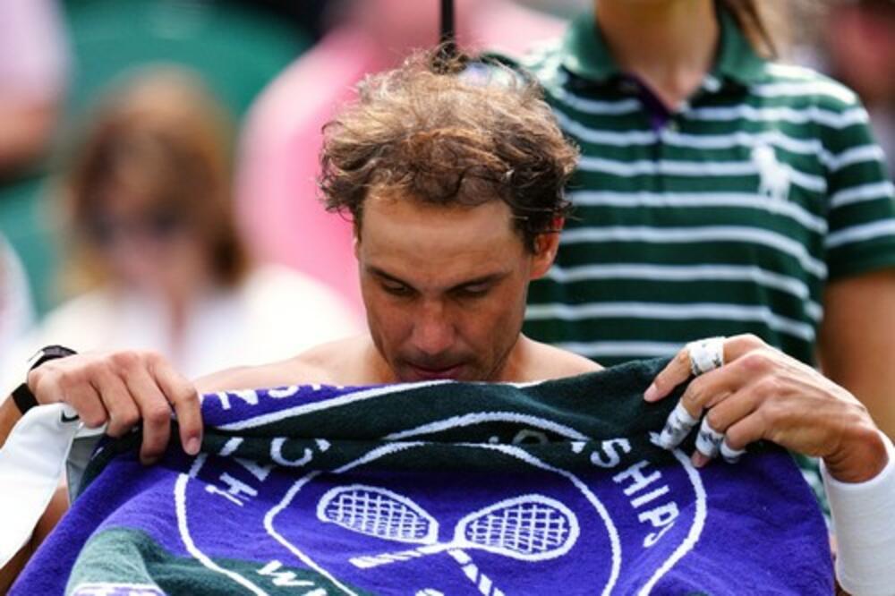 DRAMA NA VIMBLDONU! Rafael Nadal morao da napusti teren! (FOTO)