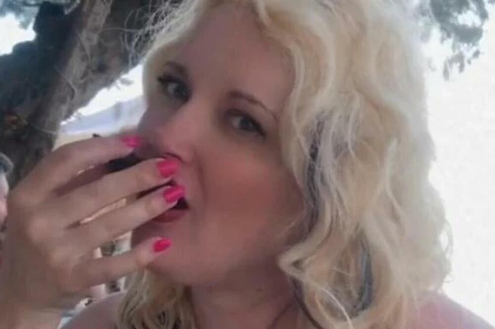 MAJO, ZAR SE TO RADI NA JAVNOM MESTU!? Pevačica ŠOKIRALA, kakve BEZOBRAZNE PERVERZIJE izvodi sa hranom! (VIDEO)