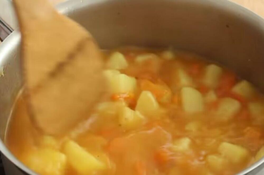 DOMAĆICE, ZAPRŠKA ZA KROMPIR ČORBU SE SPREMA SAMO OD 2 SASTOJKA: Pred kraj KUVANJA morate da URADITE 1 STVAR