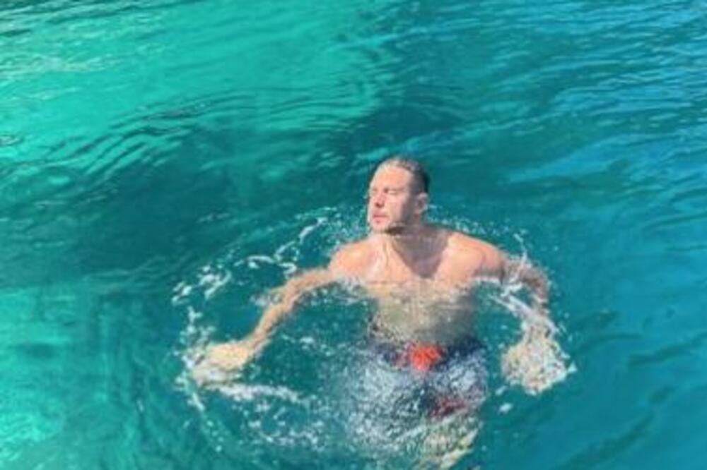 ŠTA MU BI?! Miloš Biković PAO U VODU, svi gledaju u GRIMASE KOJE PRAVI (FOTO)