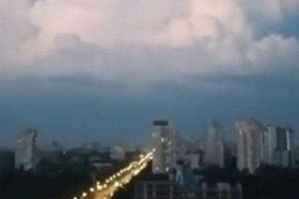 "BOG JE OVIME PODSETIO UKRAJINCE DA JE UZ NJIH": Prizor na NEBU iznad Kijeva zapanjio SVE, gore MREŽE! (VIDEO)