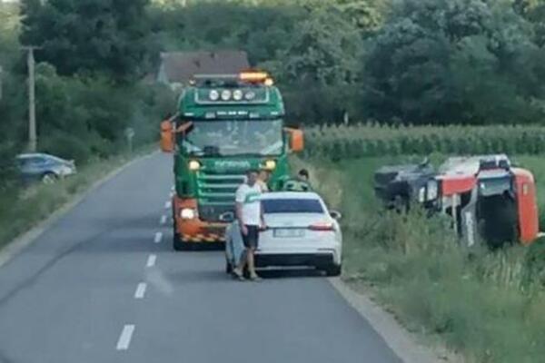 JOŠ JEDNA NESREĆA: Prevrnut kamion kod Jazovnika, LJUDI SKOČILI DA POMOGNU (FOTO)