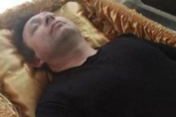 OSVANULA FOTKA ZOKIJA ŠUMADINCA U MRTVAČKOM SANDUKU! (FOTO)