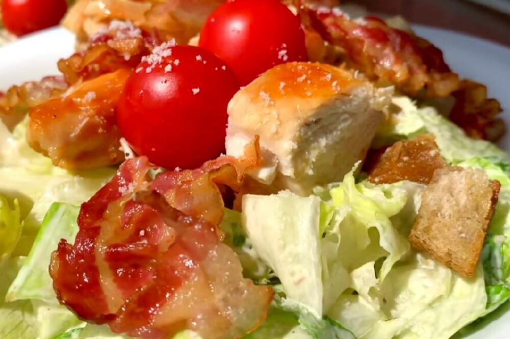 RUČAK OD JEFTINIJIH SASTOJAKA GOTOV ZA 15 MINUTA: Obrok salata idealna sa DŽIGERICOM koju će SRBI OBOŽAVATI