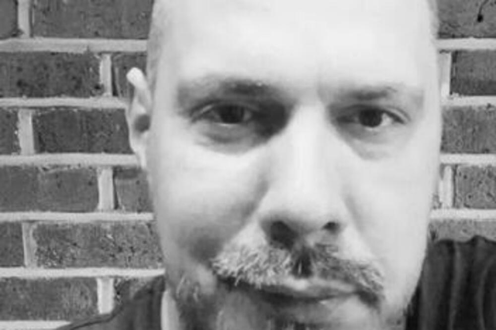 OSVANULA PEVAČEVA SLIKA IZ LUDNICE! Ispred njega TORTA, a u 43. ga "dozivaju sebi" elektrošokovima - prizor razara