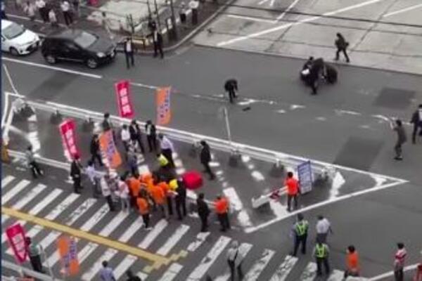 UZNEMIRUJUĆI SNIMAK! Bivši japanski premijer Abe leži na zemlji, reanimiraju ga (VIDEO)
