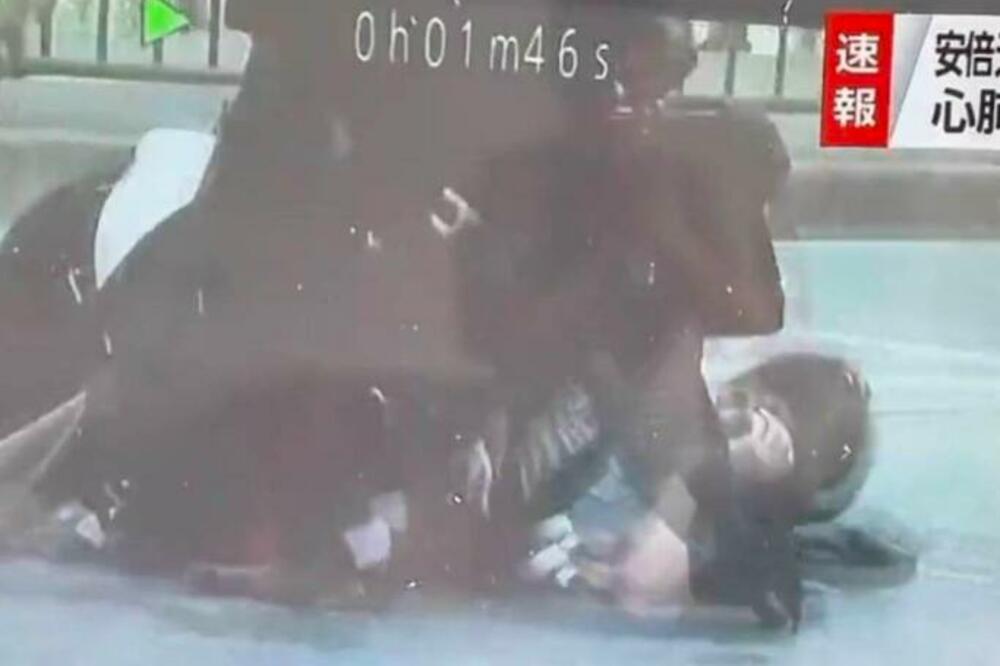 UHAPŠEN ATENTATOR NA ŠINZA ABEA! Bivši japanski premijer se samo srušio na zemlju, ležao je u LOKVI KRVI (VIDEO)