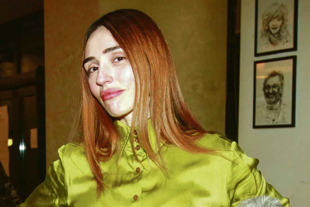 KAO DA JE BESKUĆNIK, PRLJAVA GARDEROBA I ISPUCALI NOKTI: Jovana Balašević FRAPIRALA NACIJU IZGLEDOM!