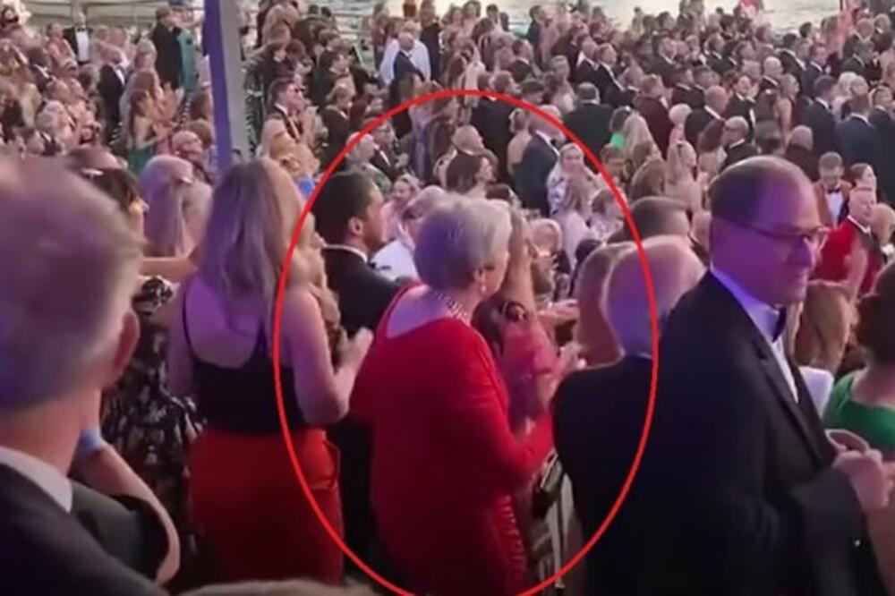 BIVŠA PREMIJERKA PLESOM PROSLAVILA ODLAZAK DŽONSONA? Tereza Mej uhvaćena na KONCERTU, pogledajte SAMO OVO! (VIDEO)