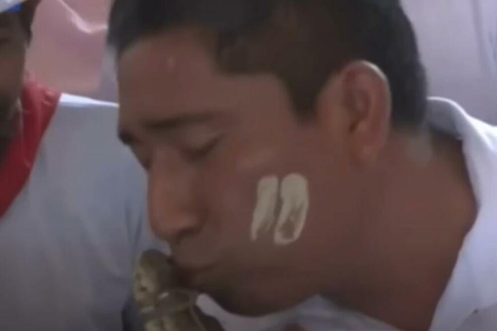 CEO SVET SE ZGROZIO IZGLEDOM NEVESTE, A ON JE OŽENIO: Nosila je venčanicu,dok su usta joj bila VEZANA, UŽAS!(VIDEO)