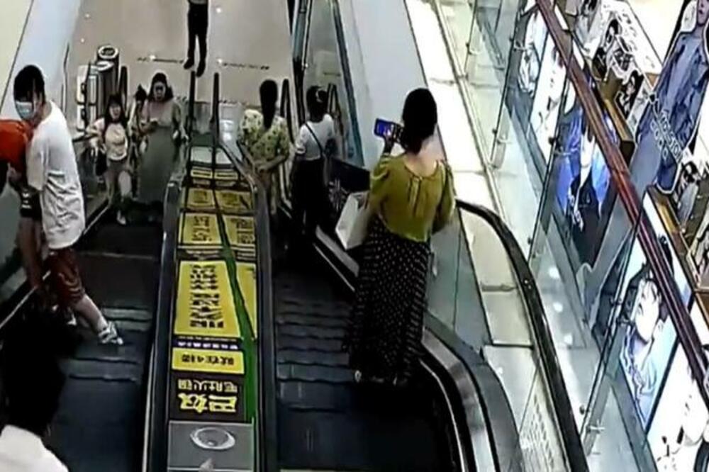 DEČAKU SE ZAGLAVILA GLAVA IZMEĐU POKRETNIH STEPENICA I ZIDA: Nastao opšti HAOS, vukli ga SVOM snagom! (VIDEO)