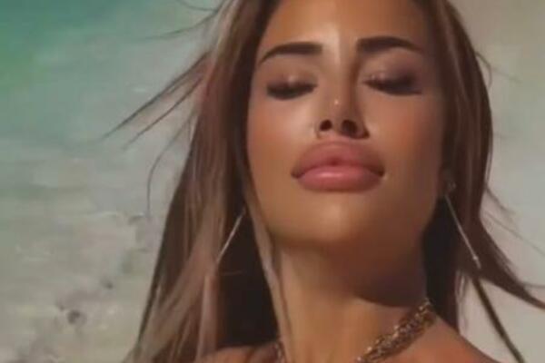 BIVŠA DEVOJKA BALKANSKOG MMA BORCA PERVERZNO PROVOCIRA: Providna haljina i poziranje na plaži u tangama! (FOTO)