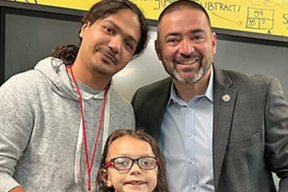 MALI HEROJ (7) VIDEO DA MU SE DRUG GUŠI, PA ODMAH PRITRČAO DA MU POMOGNE: Setio se scene iz čuvene SERIJE! (FOTO)