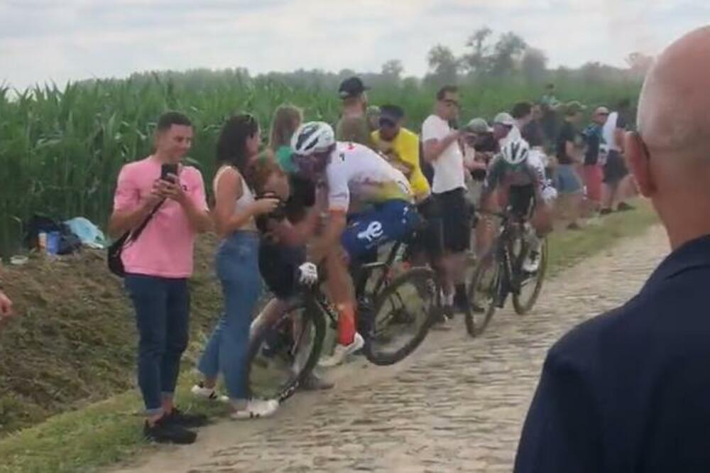 STRAVIČNO I UŽASNO: Biciklista udario navijača, VOZIO SA POLOMLJENIM VRATOM! (VIDEO)