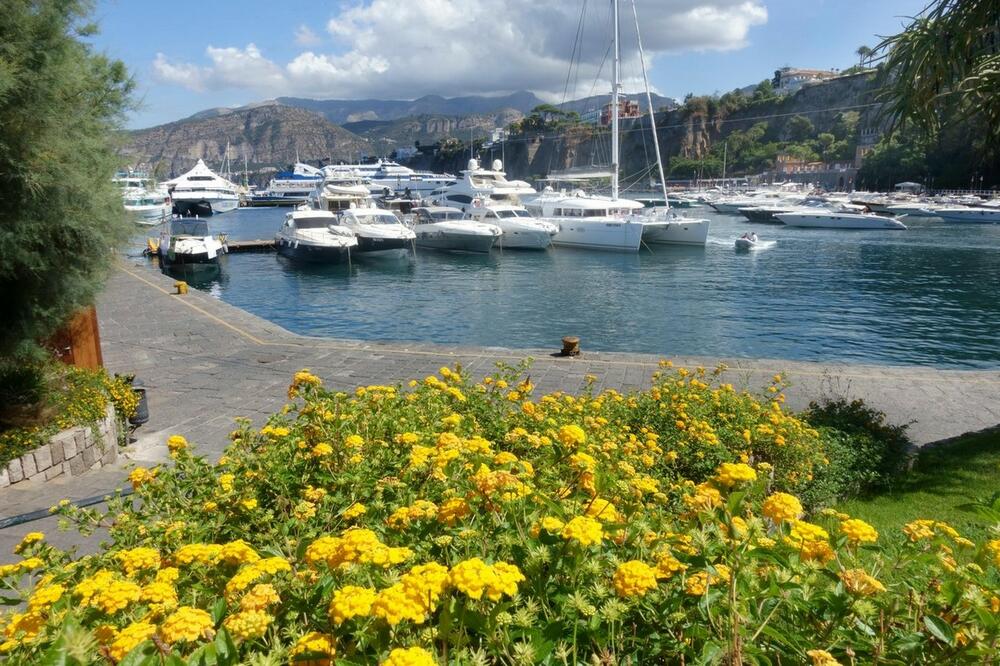 POZNATA TURISTIČKA DESTINACIJA ZABRANILA ŠETANJE U KUPAĆIM KOSTIMIMA: Nema opuštanja ni na ODMORU, kazne PAPRENE!