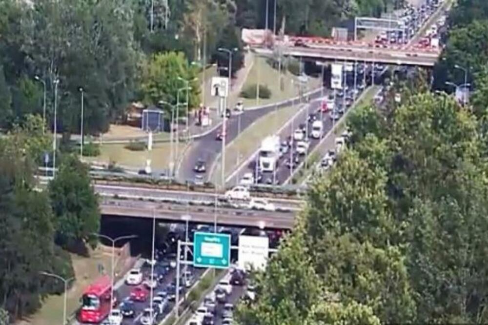 UDES KOD GENEKSA NAPRAVIO DODATNI HAOS U BEOGRADU: Kolone na mostovima, nema gde ŠIBICA da PADNE! (FOTO)