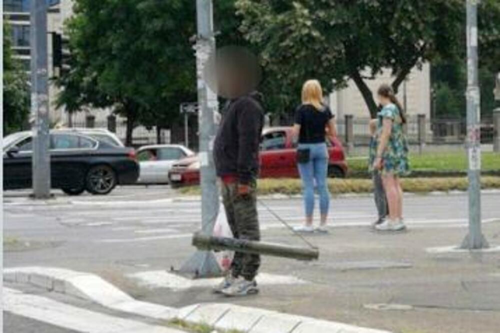 Izgleda kao da NOSI BAZUKU po NOVOM BEOGRADU: Isplivala ŠOK FOTKA, šta to radi ovaj čovek NASRED ULICE? (FOTO)