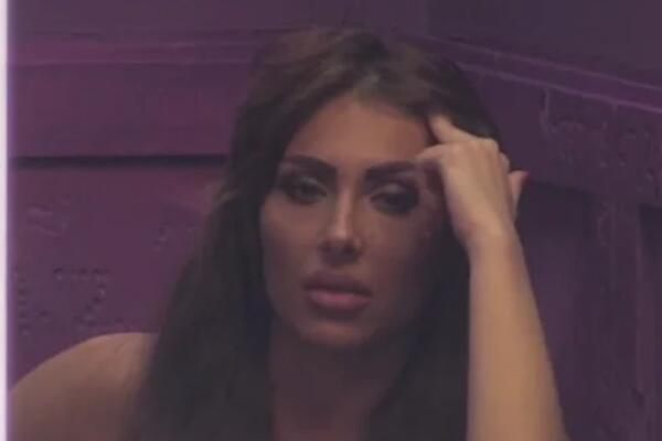 NAPUPMALA USNE, OPERISALA NOS, URADILA JAGODICE! EVO KAKO JE IRMA SERJANIĆ NEKAD IZGLEDALA: Zagrcnućete se! FOTO