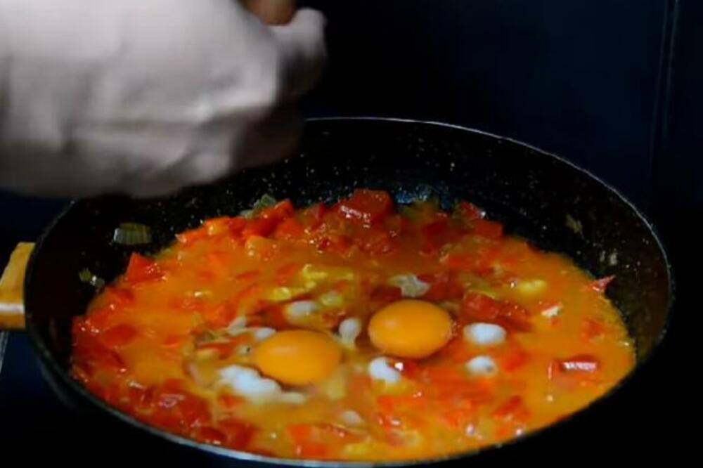 SATARAŠ KOJI ĆE VAS OBORITI SA NOGU: Da bi to bilo to dobro obratite pažnju na CAKU SA JAJIMA (RECEPT)