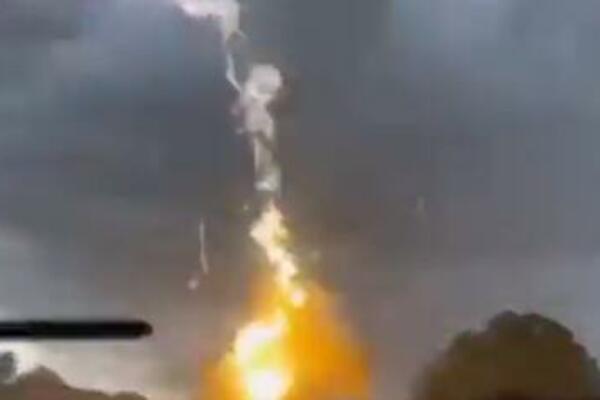 ŽENA SNIMILA UDAR MUNJE U VOZILO NJENOG SUPRUGA: Auto POTPUNO SPRŽEN, u njemu SU BILA DECA, HOROR (VIDEO)