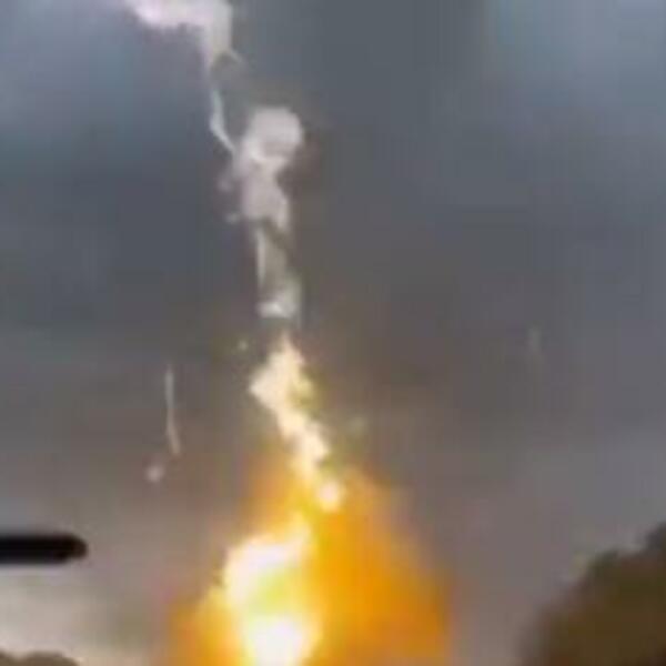 ŽENA SNIMILA UDAR MUNJE U VOZILO NJENOG SUPRUGA: Auto POTPUNO SPRŽEN, u njemu SU BILA DECA, HOROR (VIDEO)