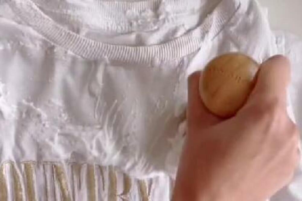 UTRLJALA JE PENU ZA BRIJANJE PO MAJICI: Kada vidite REZULTAT, odmah ĆETE TO URADITI (VIDEO)