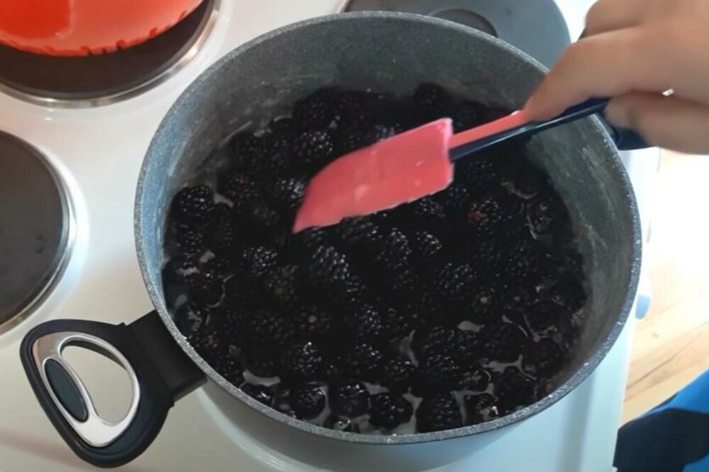 DOMAĆI RECEPT ZA SLATKO OD KUPINA KOJI VRAĆA U DETINJSTVO: Napravite prirodnu poslasticu koja je PROVERENO DOBRA