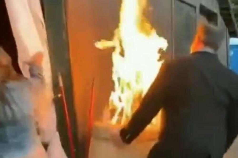 PIJANI GOST NAPRAVIO HAOS NA VENČANJU: A onda je nastavio da igra kao da se ništa nije desilo! (VIDEO)