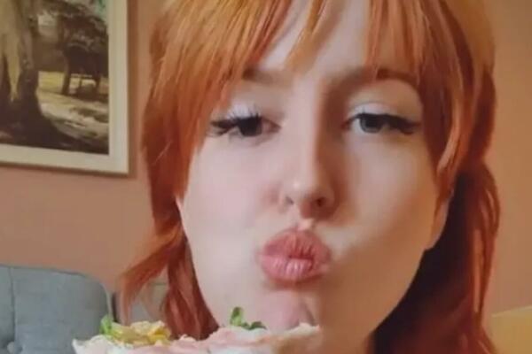 DA LI JE OVO NAJBIZARNIJI POSAO NA SVETU? Zarađuje PAPRENU lovu radeći OVO pred KAMEROM,evo šta joj MUŠKARCI traže!