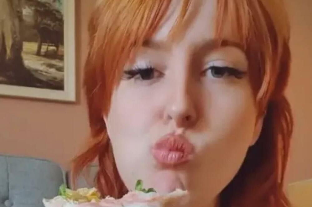 DA LI JE OVO NAJBIZARNIJI POSAO NA SVETU? Zarađuje PAPRENU lovu radeći OVO pred KAMEROM,evo šta joj MUŠKARCI traže!