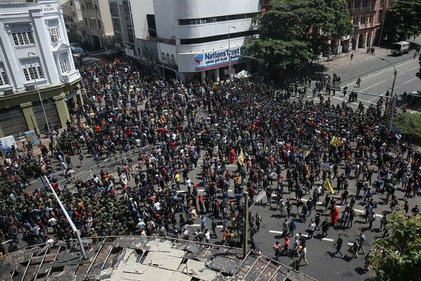 HAOS U ŠRI LANCI: Premijer pristao da PODNESE OSTAVKU, predsednik avionom POBEGAO IZ ZEMLJE? (FOTO)