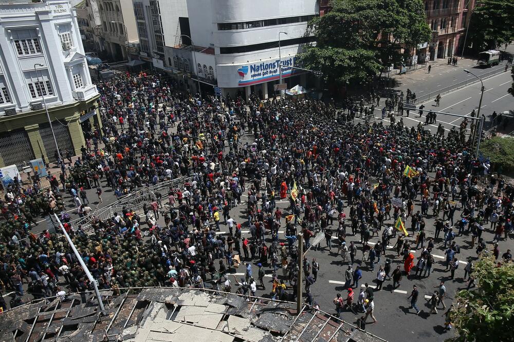 HAOS U ŠRI LANCI: Premijer pristao da PODNESE OSTAVKU, predsednik avionom POBEGAO IZ ZEMLJE? (FOTO)