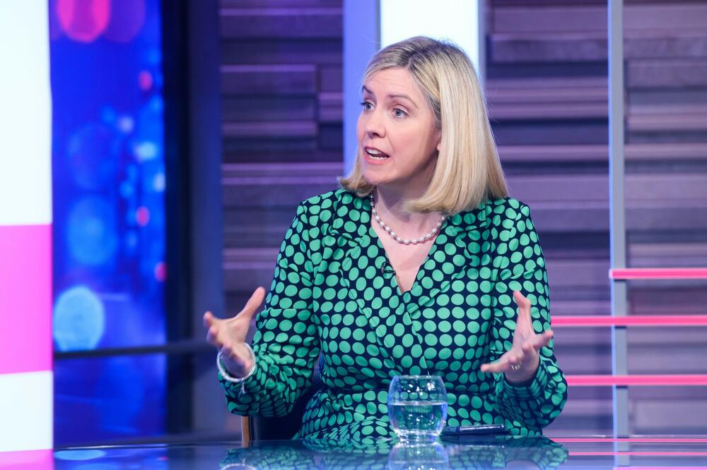 BRITANSKA MINISTARKA OBRAZOVANJA POKAZALA SREDNJI PRST: Isplivao snimak, svet u ŠOKU! (VIDEO)