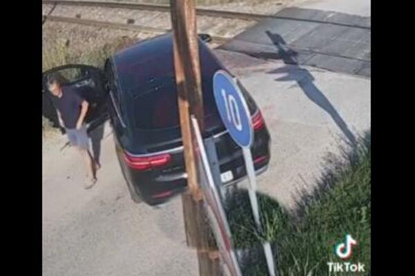 UZNEMIRUJUĆI SNIMAK: Brzi voz naleteo na automobil KOD VALJEVA, čovek pukom srećom izvukao ŽIVU GLAVU! (VIDEO)