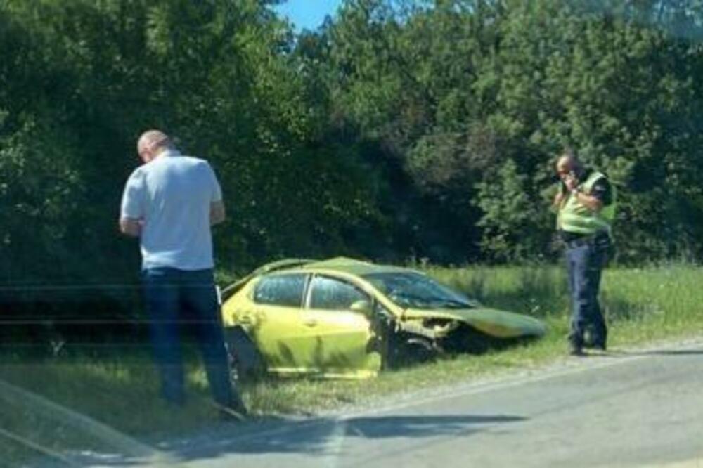 SAOBRAĆAJNA NESREĆA KOD ARANĐELOVCA: Automobili potpuno ULUPANI