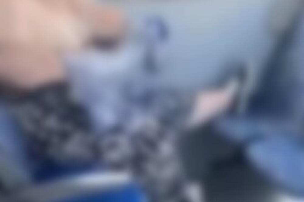 NIKAKO NIJE ZA MALOLETNE, ŠOK SNIMAK IZ BG PREVOZA: Starija žena se SKINULA, DO GOLE KOŽE, PUTNICI FRAPIRANI (FOTO)
