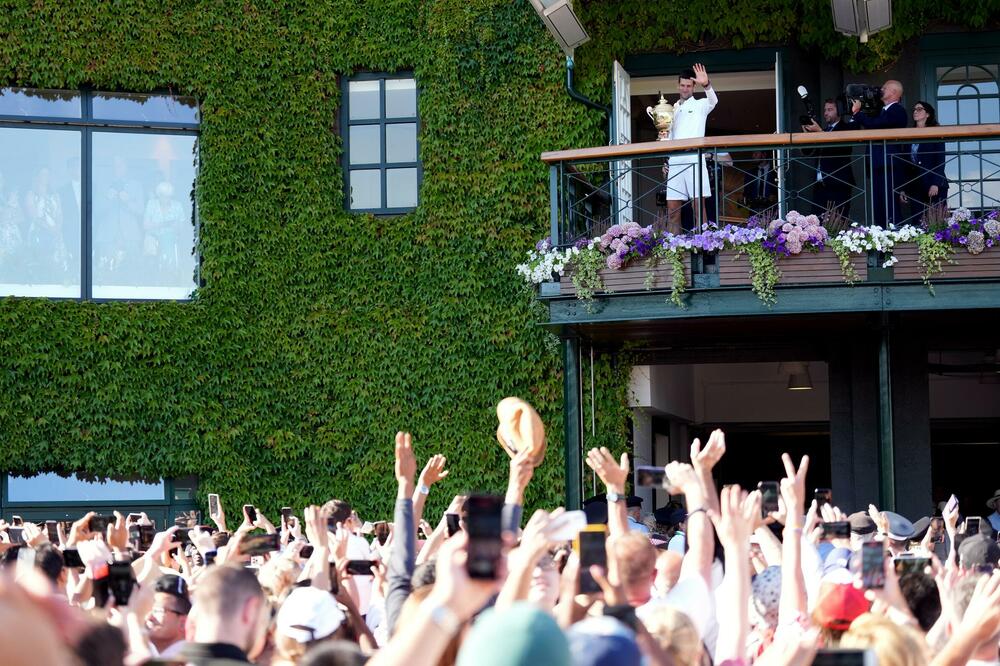 DOČEK ISPRED SKUPŠTINE ZA NOVAKA: Srbija pozdravlja ŠAMPIONA!