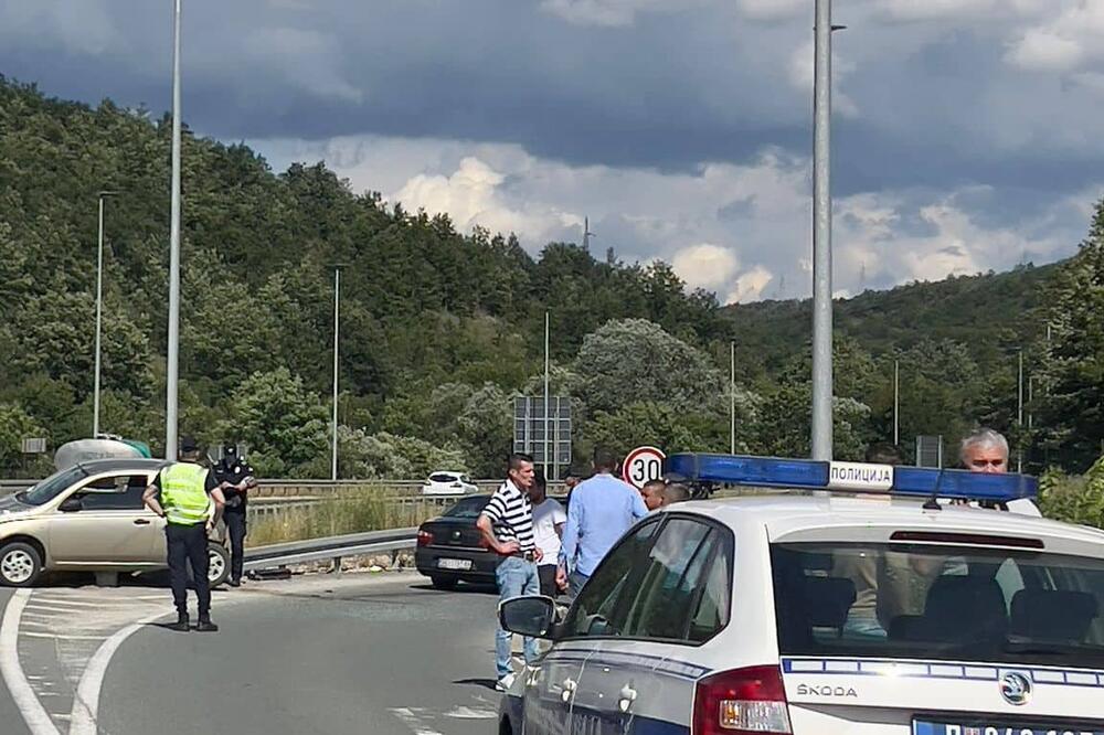 SUDAR NA MAGISTRALI KA ZLATIBORU: Automobil završio nasukan na BANKINI, zadnji deo vozila totalno SLUPAN! (FOTO)