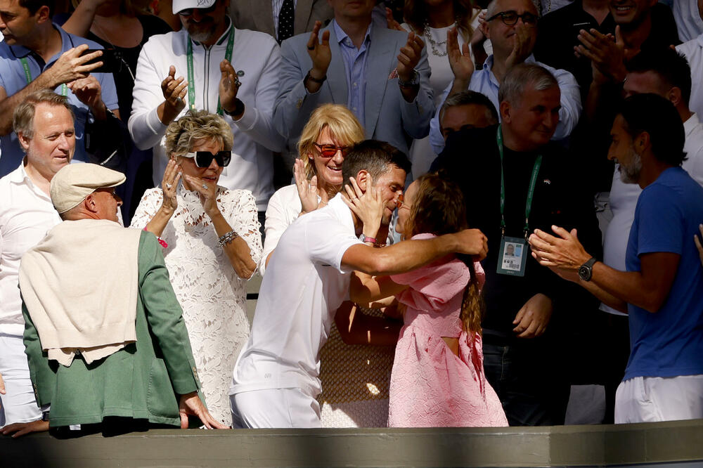 FILMSKA SCENA! Novak i Jelena u ljubavnom ZANOSU, kao da ih niko ne gleda! (FOTO)