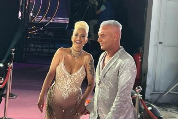 DUŠICA MUKU MUČI SA PROVIDNOM HALJINOM! DEKOLTE NIKAD VEĆI: Voditeljka ŠOKIRALA izdanjem! (FOTO)