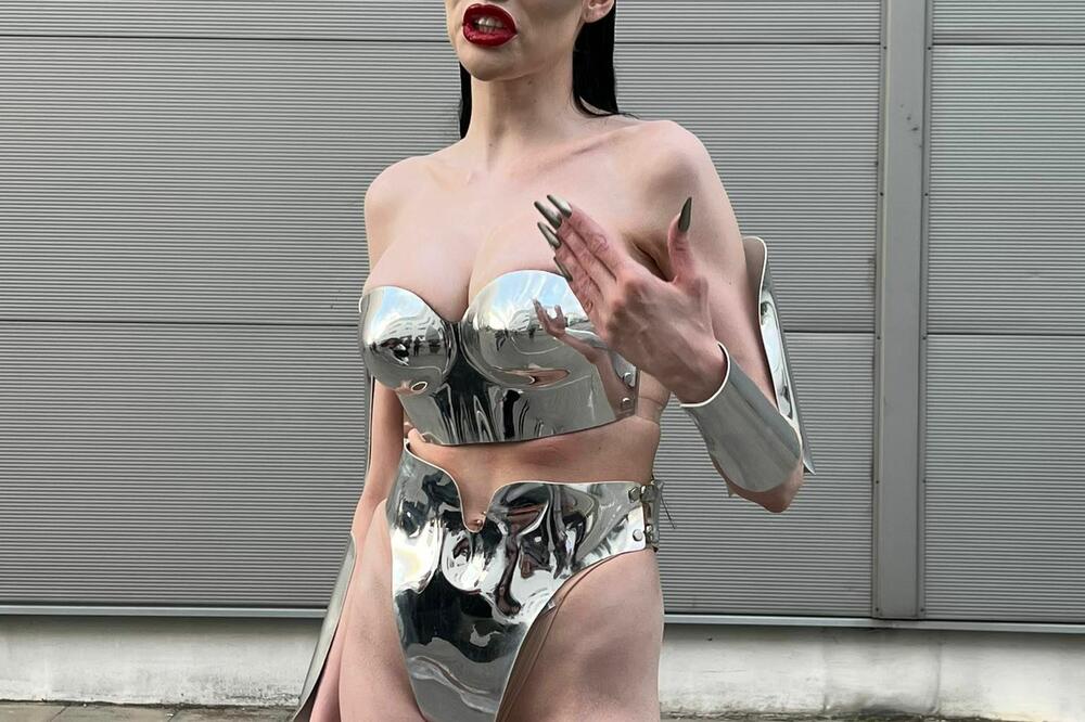 DIGLA TEMPERATURU U ŠIMANOVCIMA! DENIZ DEJM ŠOOOKIRALA PRISUTNE: Golotinja je za nju PREVAZIĐENA KATEGORIJA! (FOTO)