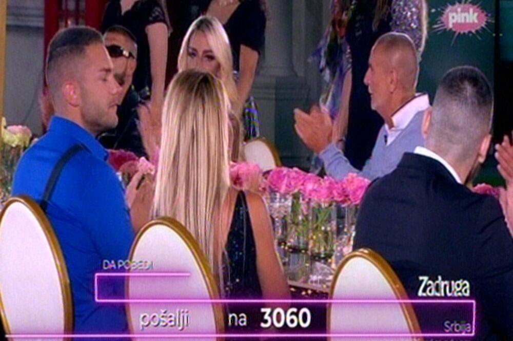 DRAGOJEVIĆI STIGLI U ŠIMANOVCE - DOŠLI PO DEJANA, BEŽE OD NOVINARA: David prigrlio Biljanu (VIDEO)