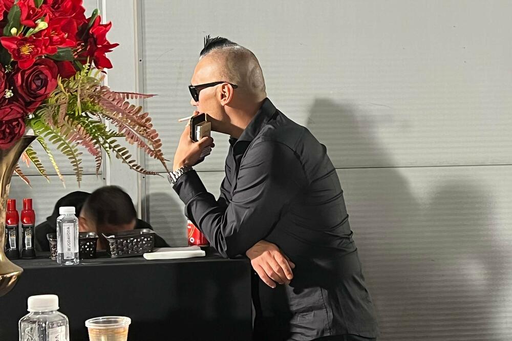 ZGROZIO PONAŠANJEM! DERNJA SE KAO DA JE LUD, PIVO IZ RUKE NE ISPUŠTA, NE MOŽE DA STOJI: Zadrugar JEDVA GOVORI! ŠOK