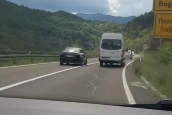 JEZIVO PRETICANJE NA IBARSKOJ, ZBOG OVAKVIH SE GINE: Za "dlaku" izbegnuta tragedija! (VIDEO)