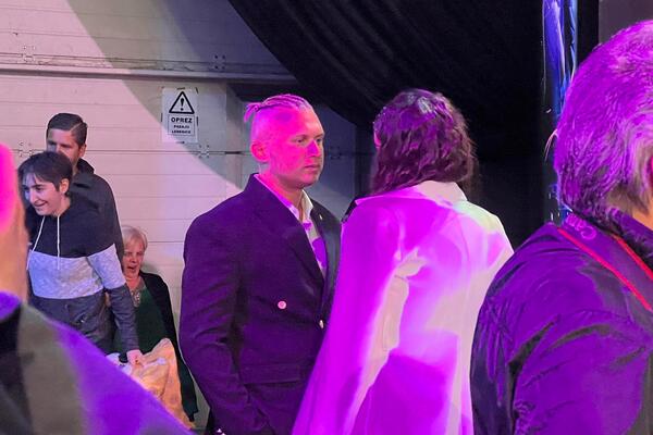 KARIĆ SE DRŽI ZA GLAVU, DOK MU MISICA PREBACUJE! ESPRESO PAPARACU NIŠTA NE PROMIČE: Nije sve kao što izgleda